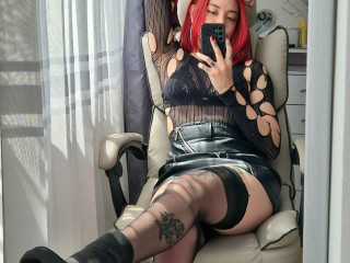 VictoriaSalem - Ich bin eine rothaarige Kolumbianerin mit einer rastlosen Seele und einem Lächeln, das nie stillstehen kann. Beruflich bin ich Model, aber im Herzen eine Abenteurerin. Ich liebe es, neue Kontakte zu knüpfen, Blicke auf mich zu ziehen und Spuren zu hinterlassen, die schwer zu vergessen sind.